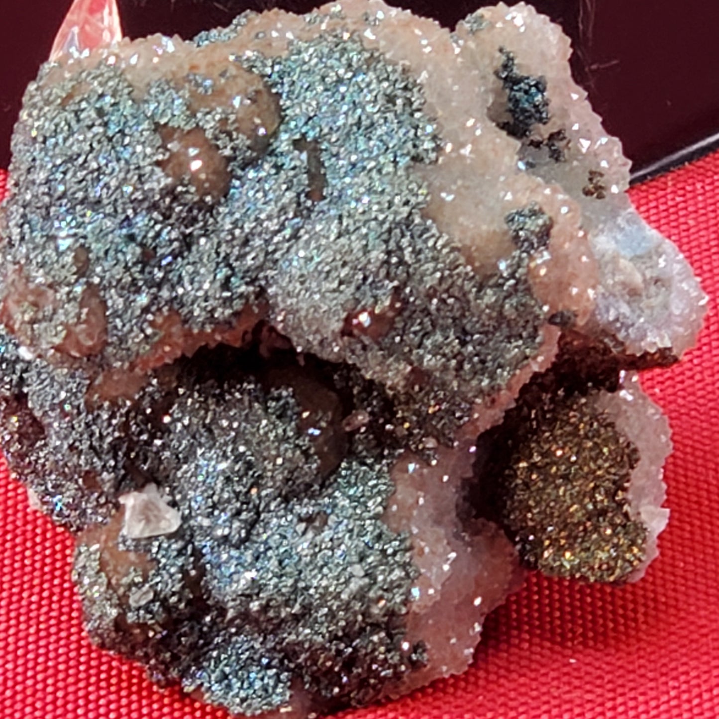 Chalcopyrite and dogtooth calcite on druzy quartz