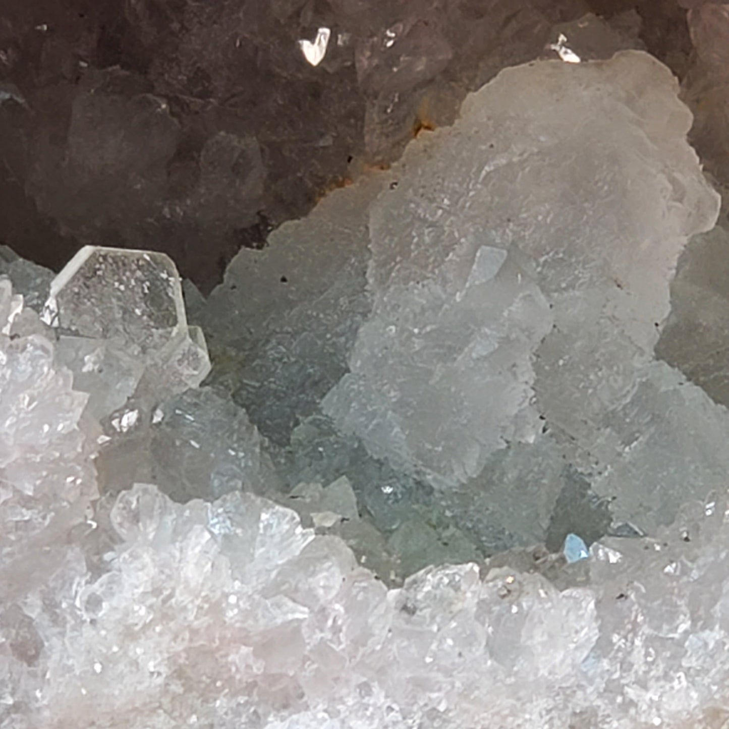 Geode set with quartz, calcite, barite and pyrite.