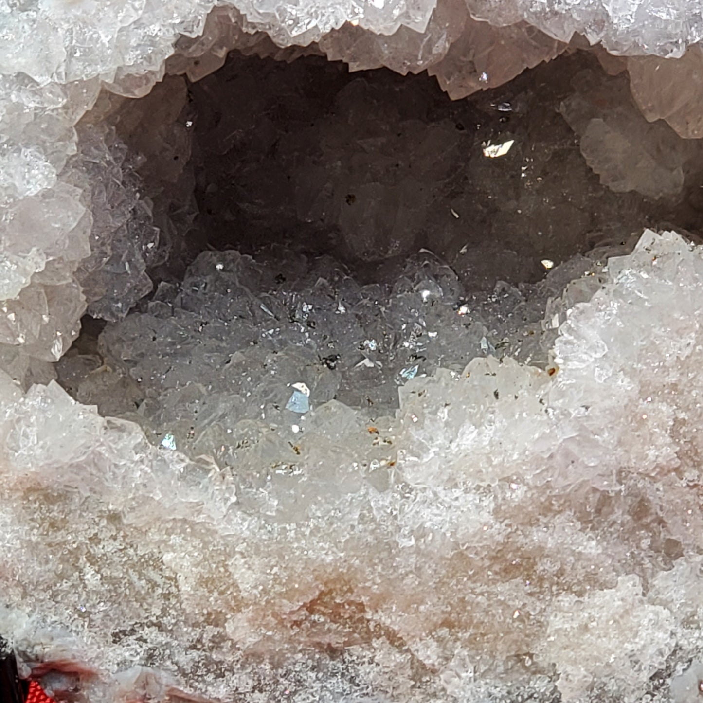 Geode set with quartz, calcite, barite and pyrite.