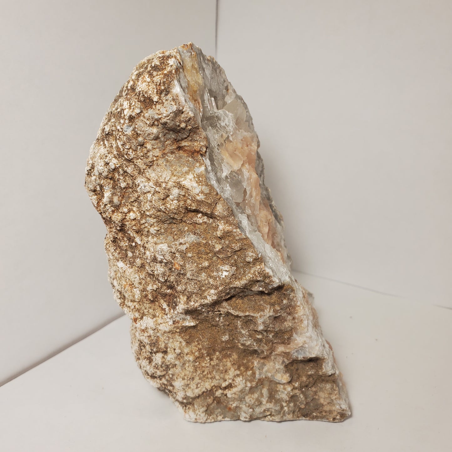 CUT TO STAND FABULOUS KEOKUK GEODE