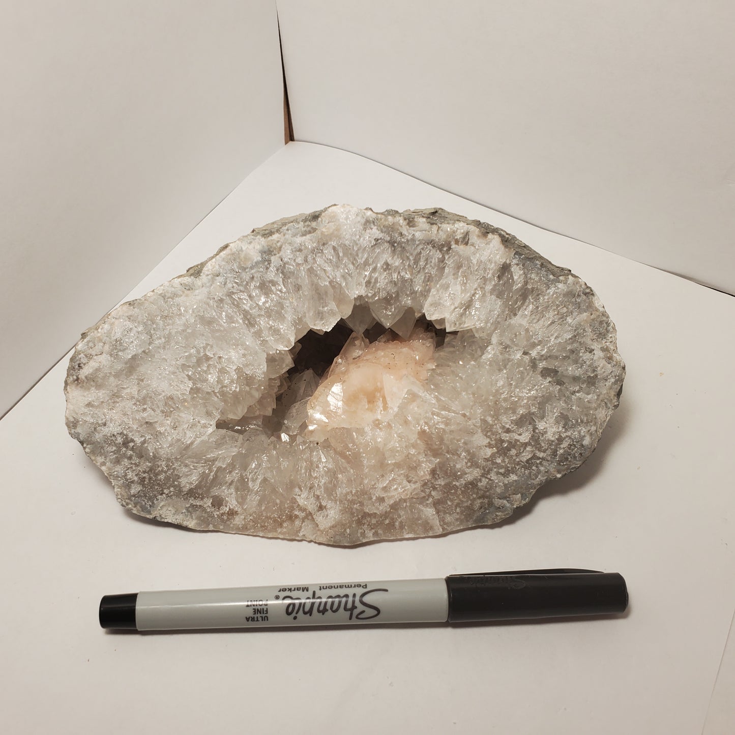 CUT TO STAND FABULOUS KEOKUK GEODE